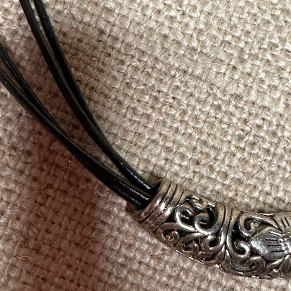 Leather band short necklace with adjustable length. - Picture 4 of 6